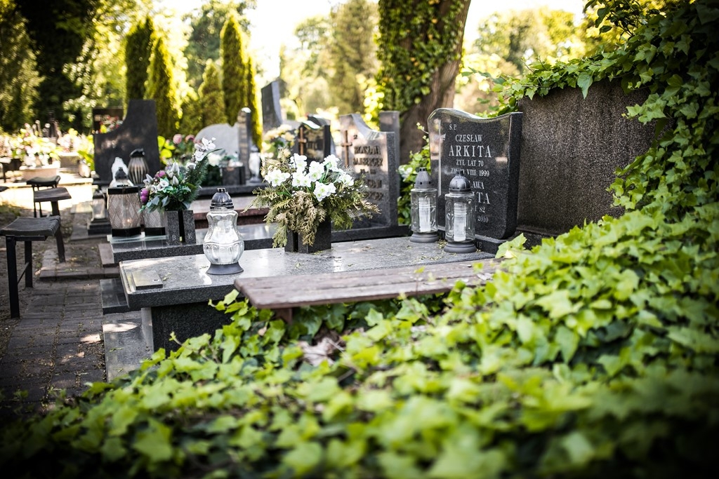 Jakie formalności są związane z rezerwacją miejsca na cmentarzu?