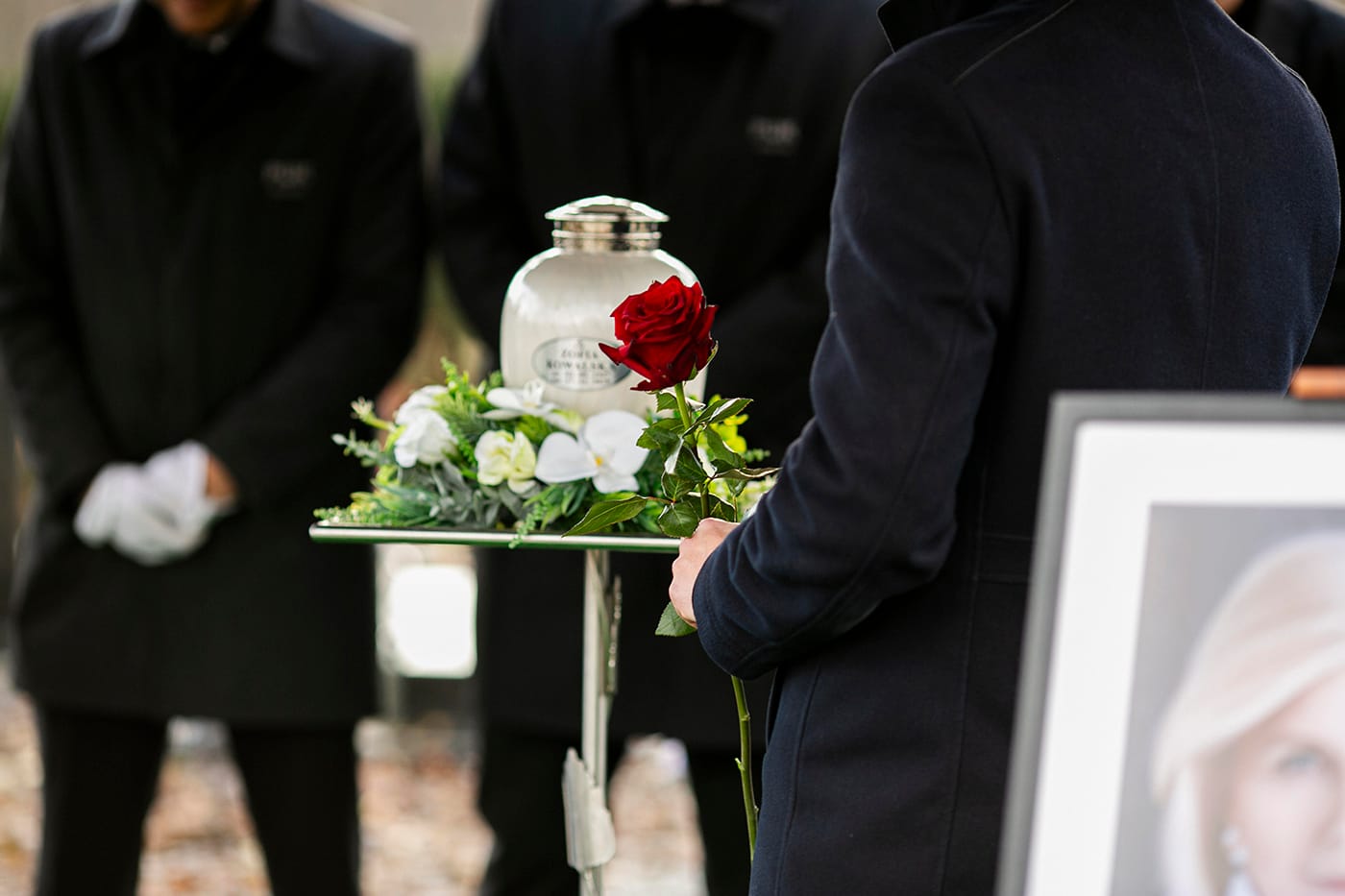 Jak się ubrać na pogrzeb latem zimą i latem?