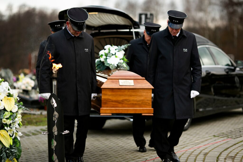 Etykieta i porządek procesji żałobnej: o czym muszą pamiętać uczestnicy?